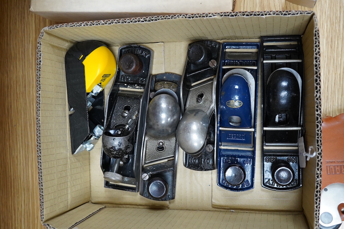 Ten wood working planes by Stanley, Record, Rali, etc. including five block planes; a Stanley No.140 skew block plane, a No.130, a No.131, a record No.0130, a box two-handled scraping plane, etc.